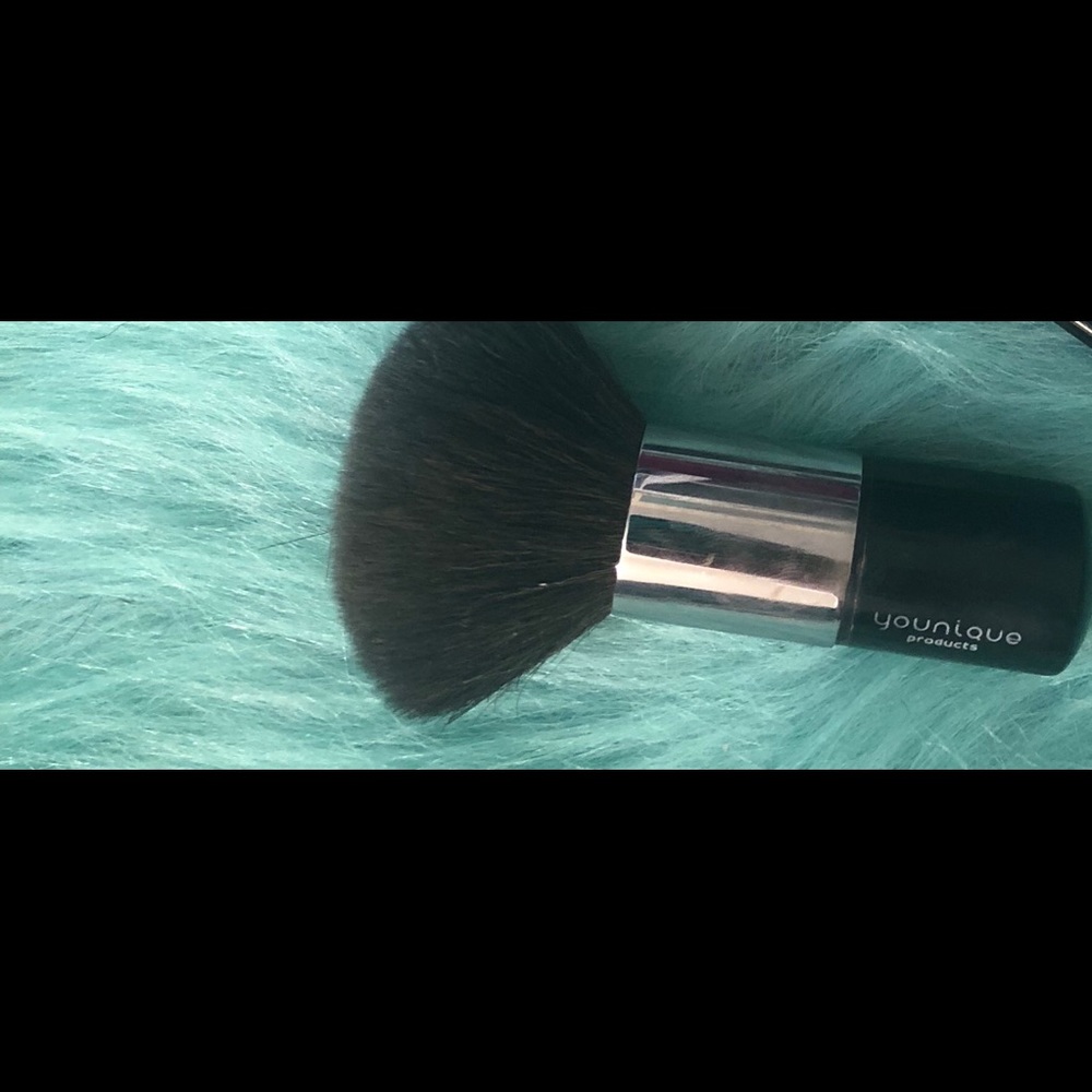 Younique Kabuki Powder Puff Brush